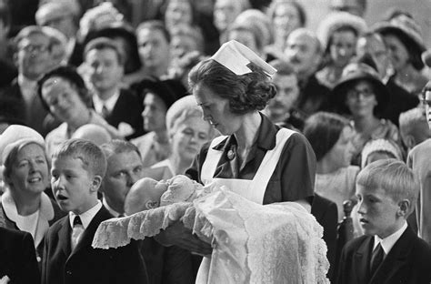 Doop Willem Alexander In Sint Jacobskerk Na De Doop Draagt Zuster