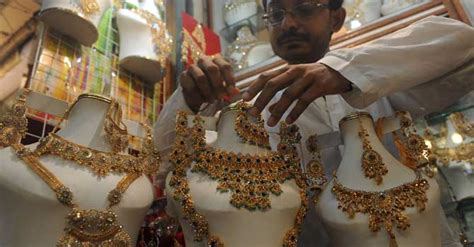 Gold Price Drops By Rs 1 800 Per Tola In Pakistan