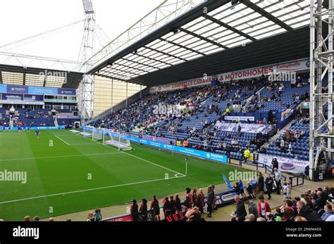 Deepdale Stadium Fans Hi Res Stock Photography And Images Alamy