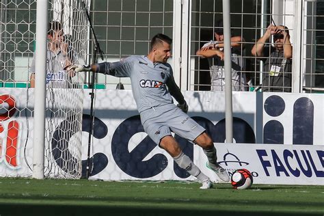 De volta em jogo atípico Victor agradece carinho da torcida do