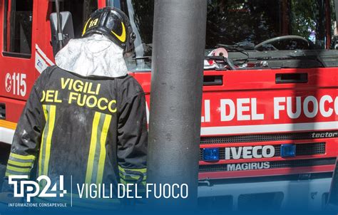 Paura Ad Alcamo Auto In Fiamme Salvi Marito E Moglie