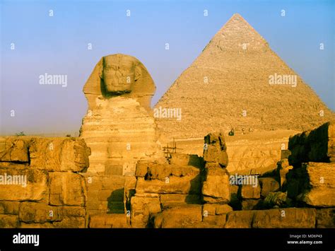 En Giza Egipto La Gran Pir Mide De Keops Y La Estatua De La Esfinge