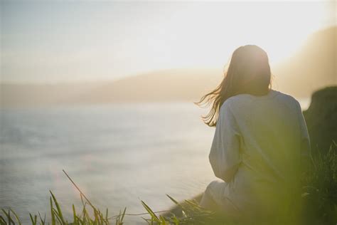 フリー写真 太陽の光と海を眺める女性の後ろ姿でアハ体験 Gahag 著作権フリー写真・イラスト素材集 Gahag 著作権