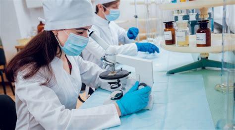 Técnico científico en el trabajo en el laboratorio Foto Premium