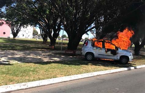 Carro Pega Fogo No Canteiro Do Eixo Monumental Logo Ap S Batida