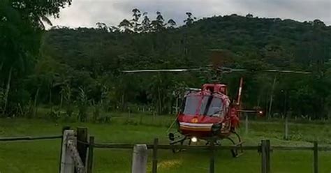 Homem é resgatado de helicóptero após se lesionar em trilha de Guabiruba