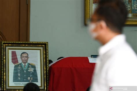 Djoko Santoso Dimakamkan Secara Militer Menhan Prabowo Beri