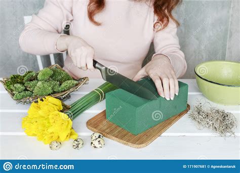 How To Make Easter Table Decoration With Daffodils And Moss In Ceramic