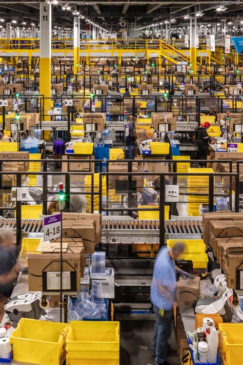 amazon  running   warehouse cue  robots bloomberg