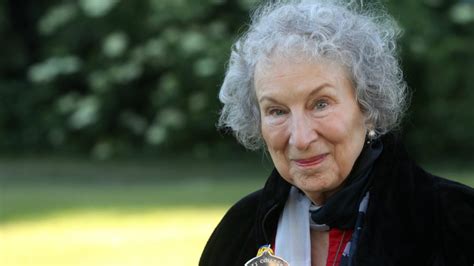 La escritora Margaret Atwood reclamó a Michetti que otorgue a las