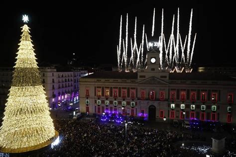 Campanadas Y Uvas Entre Abrazos Dan La Bienvenida A