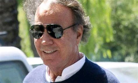 Julio Iglesias Bloccato In Aeroporto Con 42 Kg Di Delizie Il Curioso