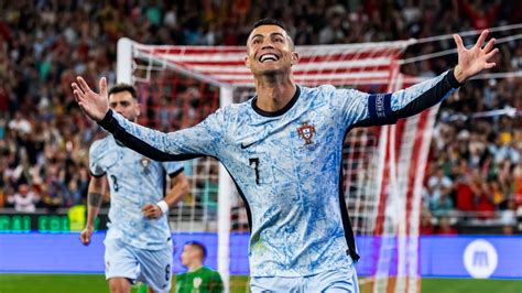 Soccer Cristiano Ronaldo Est Le Premier Joueur De L Histoire Avec