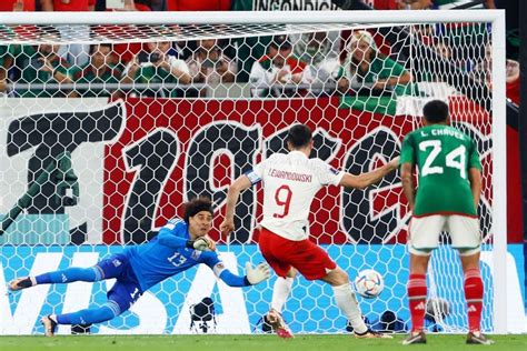 Ochoa rescata el empate de México y evita el primer gol de Lewandowski