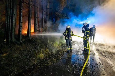 Landwirte helfen beim Löschen eines Großbrands im Forchheimer Wald