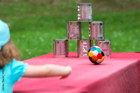 Kind Auf Einem Kinderfest Beim Dosen Werfen Stock Foto Adobe Stock