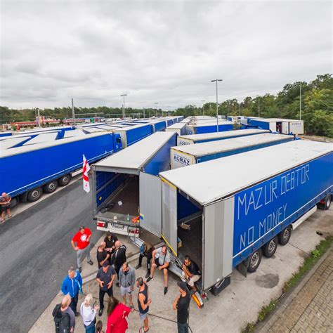 Streik In Gr Fenhausen Lkw Fahrer Warten Auf Ber Halbe Million Euro