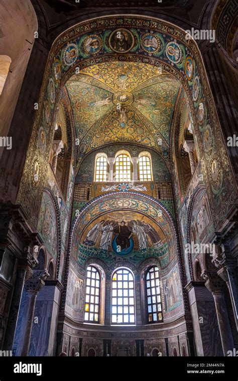 Hermosos mosaicos en la Basílica de San Vitale sitio del patrimonio