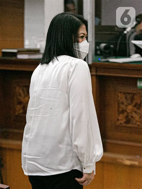 Putri Candrawathi Divonis Tahun Penjara Begini Ekspresinya Foto