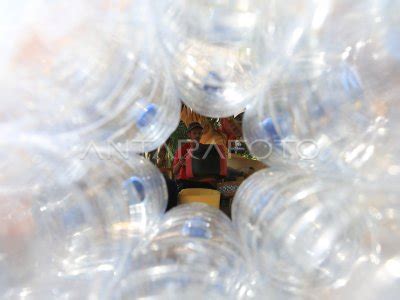 Pemanfaatan Limbah Botol Plastik Antara Foto