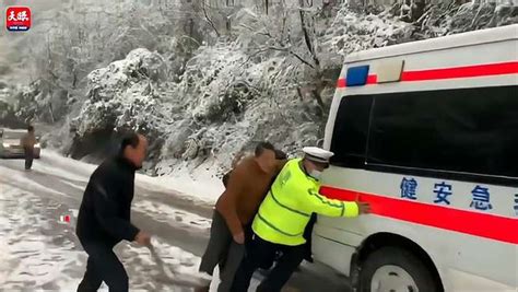 雪天营救！救护车雪地打滑 众人合力推车为病人开道 情感 正能量 好看视频