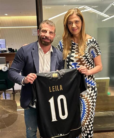 Pedrinho dá camisa do Vasco para Leila e torcida do Palmeiras reage