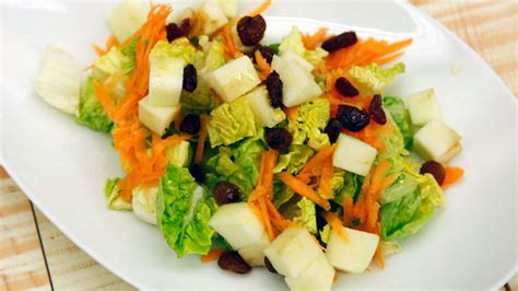 Receta De Ensalada De Cogollos Manzana Zanahoria Y Pasas Karlos