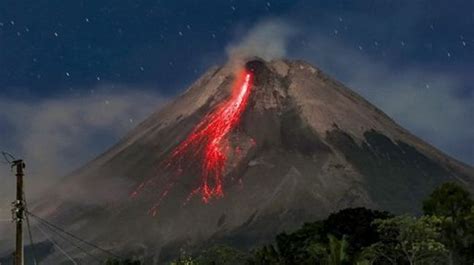 Philippines Un Volcan Crache Cendres Et Gaz Toxiques Des Milliers D