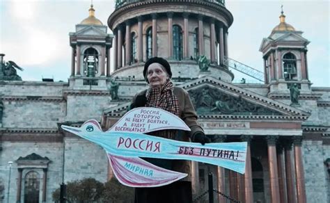 Artista Expone Pancartas Pacifistas En Rusia Por Conflicto Con Ucrania