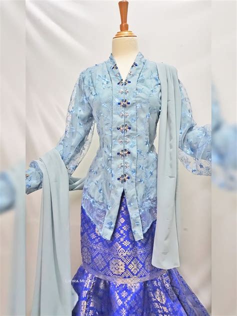 Kebaya Brokat Warna Biru Dengan Bawahan Songket Desain Mermaid Atau