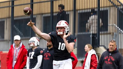 Tyler Van Dyke Wins Starting Qb Job At Wisconsin After Transferring