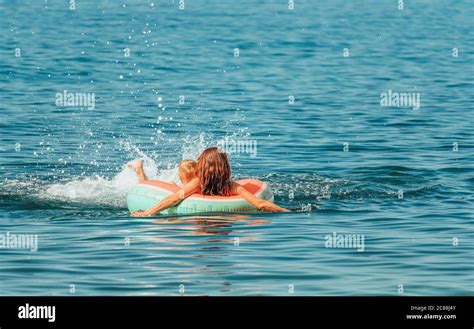 Mãdchen und mutter im bikini Fotos und Bildmaterial in hoher Auflösung Alamy