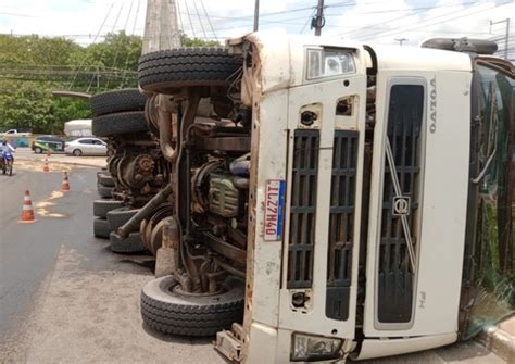 Carreta Que Transportava Carga De Carne Tomba No Meio De Avenida Na