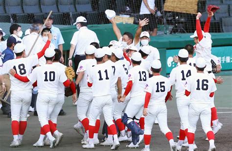 ＜智弁学園・智弁和歌山＞兄弟校対決を制して優勝を飾り、歓喜の智弁和歌山ナイン。中央奥は中谷監督（撮影・北條 貴史） ― スポニチ