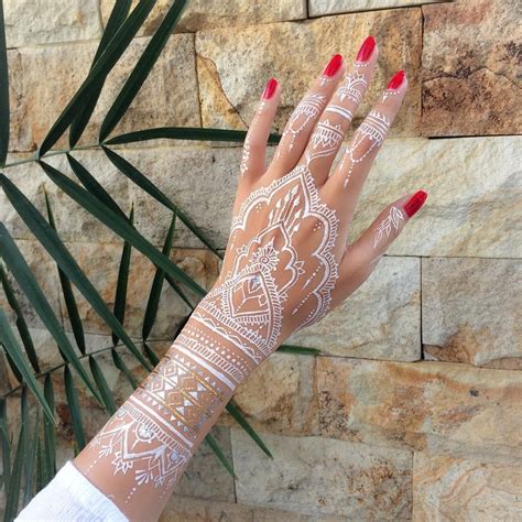 Mehndi O Mehendi Es Un Arte De Pintura Corporal Muy Popular En Medio