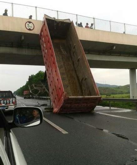 Chinese truck drivers loses something Along the Way - CarNewsChina.com