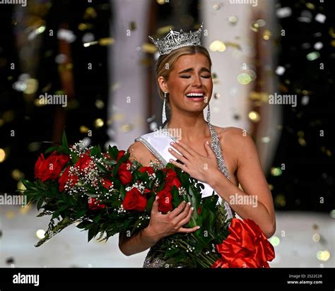 Orlando United States 05th Jan 2025 As Confetti Flies Miss Alabama Abbie Stockard Walks The