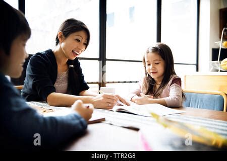 tarea enseñanza educación madre hijos hija familia niño maestro escuela