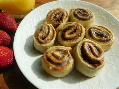 Two ingredient dough cinnamon rolls - Drizzle Me Skinny!