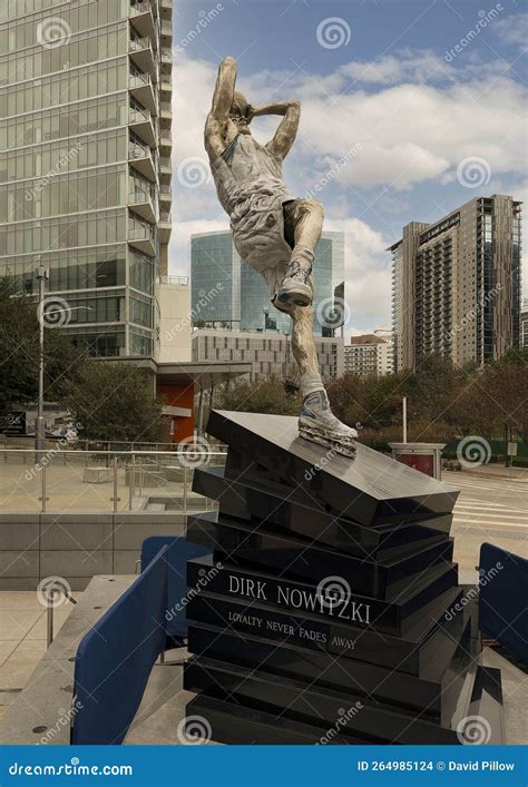 `Dirk Nowitzki` Statue by Omri Amrany in Front of the American Airlines ...