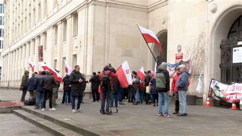 Rolnicy Wci Okupuj Budynek Ministerstwa Rolnictwa Czekaj Na