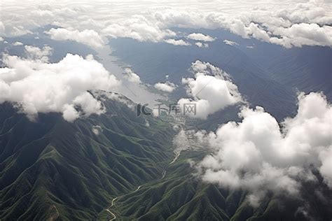 一架飞机飞过山谷上空的云层背景图片免费下载 海报banner 高清大图 千库网 图片编号6996341