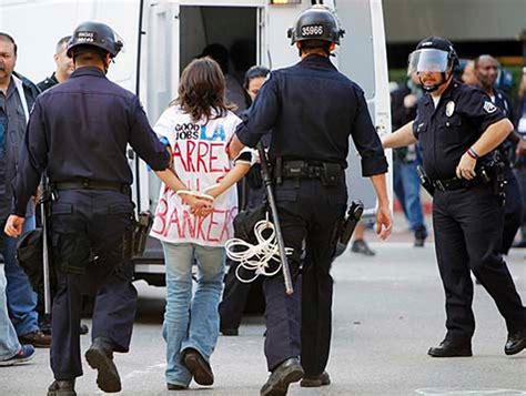 Wall Street Proteste Eskalieren Gewalt Und Kunstblut