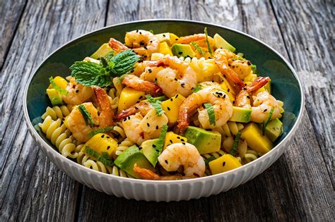 Receta de pasta fácil Fusilli con gambas y aguacate