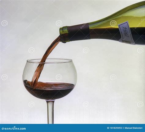 Vinho Tinto Derramado Num Copo De Vinho Tinto Fundo Branco Imagem