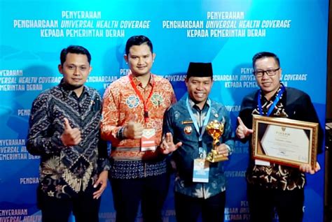 Bupati Lebong Kopli Ansori Terima Penghargaan Uhc Award