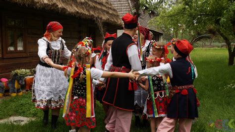 Co babcia i dziadek śpiewali tańczyli i jak się bawili kiedy byli mali