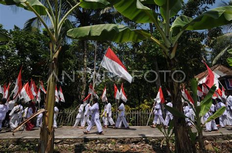 KIRAB DAN MEMASANG 77 BENDERA MERAH PUTIH ANTARA Foto