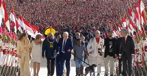 Lula Sobe A Rampa Do Planalto E Recebe A Faixa Presidencial Das M Os Do