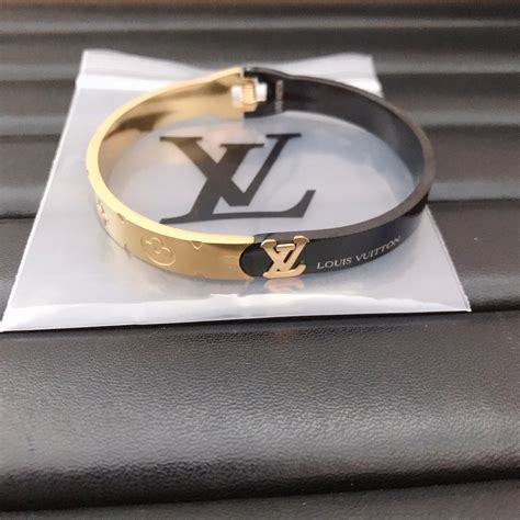 สร้อยข้อมือเหล็กไทเทเนียม Lv สีทอง คุณภาพสูง สไตล์คลาสสิก 3383 Shopee